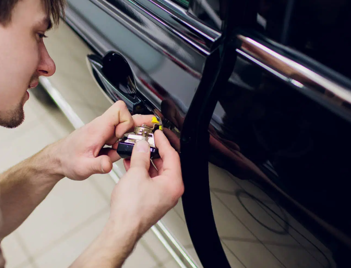 car lockout service of Blueline Locksmith.